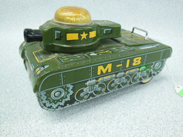 Vintage Modern Toys tin tank (1 of 3)