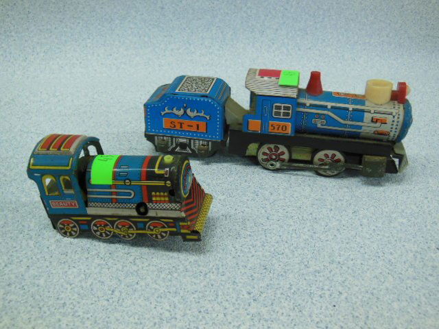 2 Vintage tin toy trains (1 of 7)