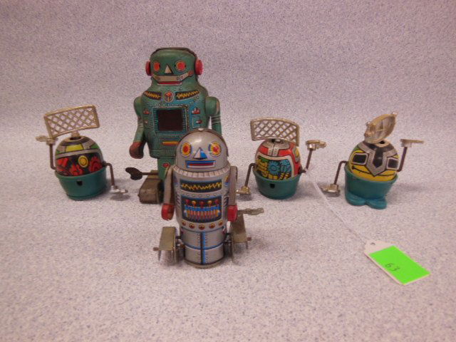 5 Vintage tin windup Robots (1 of 5)