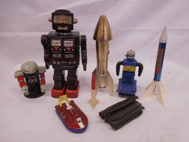 Lot assorted vintage robots, rockets & other (1 of 4)