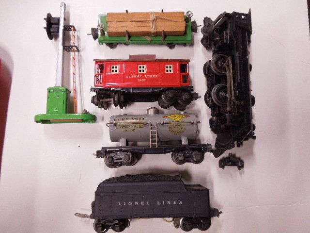 6 piece Lionel O gauge train set (1 of 7)