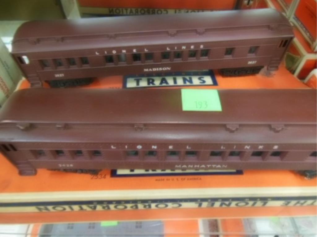 2 Lionel post war O gauge railroad cars (1 of 3)