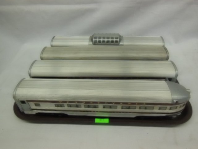4 Lionel O gauge Pennsylvania aluminum illuminated cars (1 of 5)