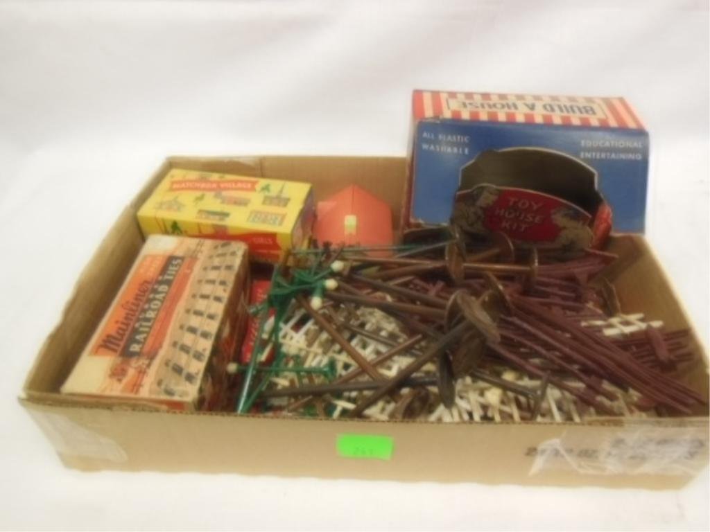 Lot Miniature plastic train house and accessories (1 of 6)