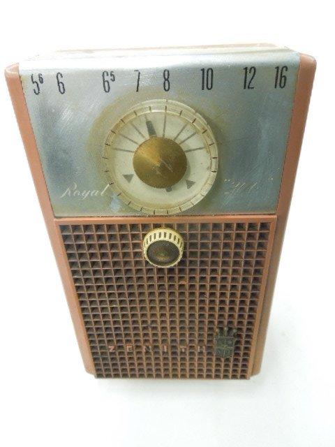 Zenith Royal 200 AM Transistor Radio (1 of 5)