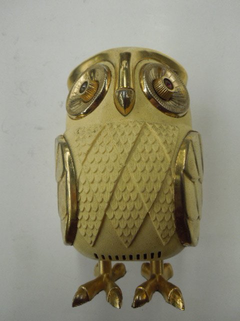 Vintage Owl Form Transistor Radio: Vintage Owl form transistor radio Made in Japan. CONDITION; Good, untested, disconnected battery wire.