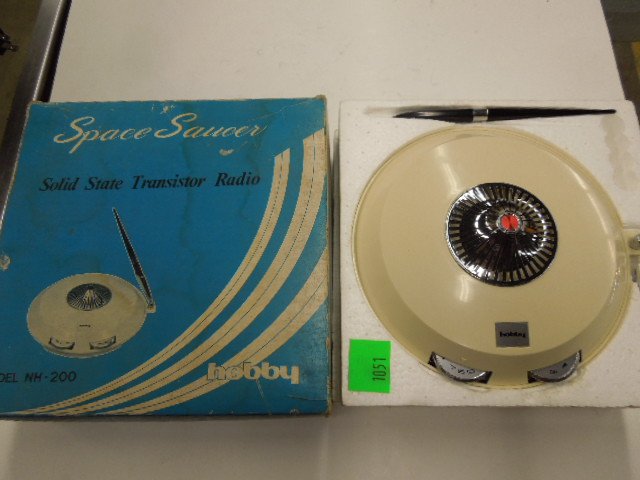 Space Saucer AM Transistor Radio (1 of 8)