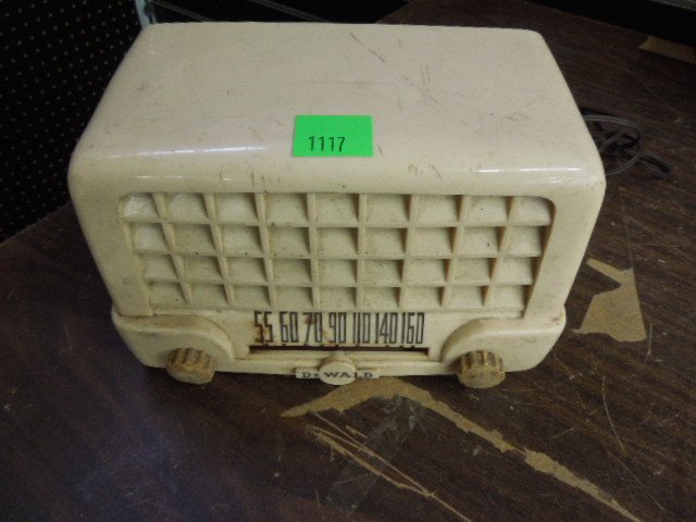 Vintage Dewald AM Tabletop Tube Radio (1 of 3)