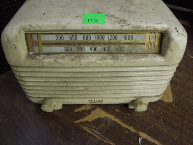 Philco Transitone Bakelite Tabletop Tube Radio (1 of 4)