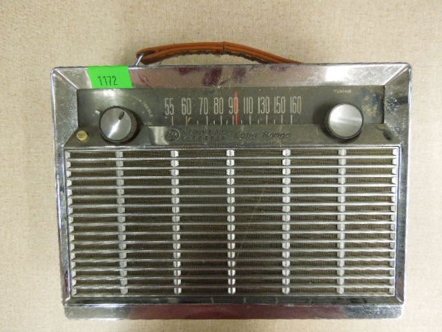 General Electric Long Range AM Radio (1 of 8)