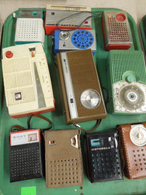 Tray Lot of Assorted Transistor Radios (1 of 6)