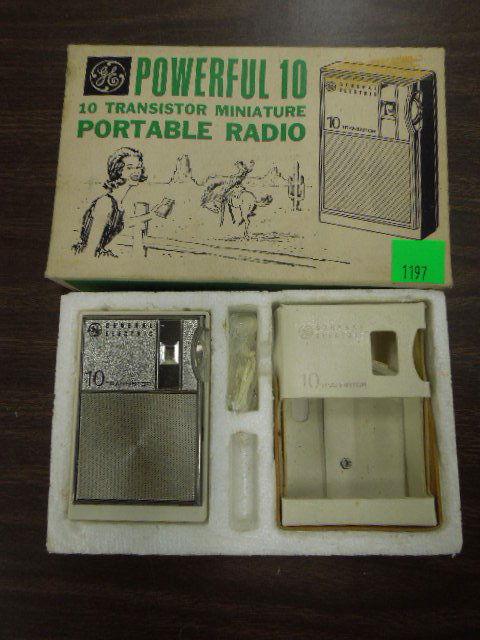 General Electric AM Tabletop Radio (1 of 6)