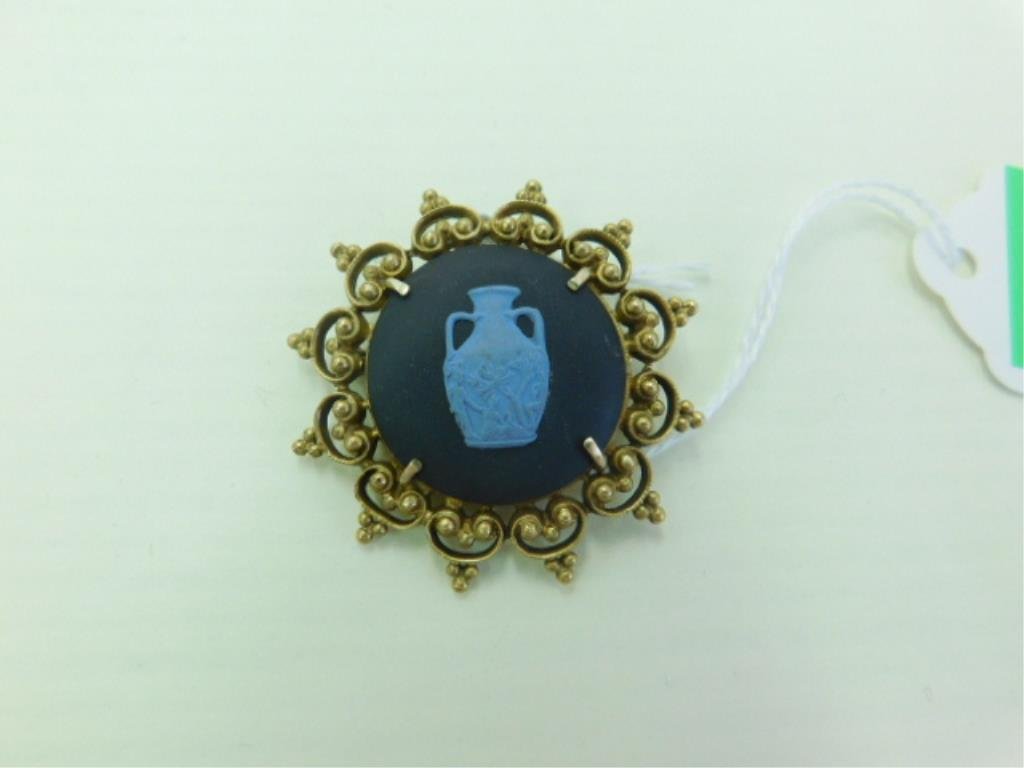 14k YG Wedgwood Pin/Pendant: 14k yg Wedgwood pin/pendant, beaded sunburst style frame, black basalt with blue urn, "Made in England", 42mm diam, 7DMT. [18] CONDITION: Very good vintage.