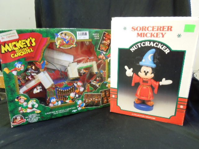 2 Disney Holiday Pieces (1 of 3)