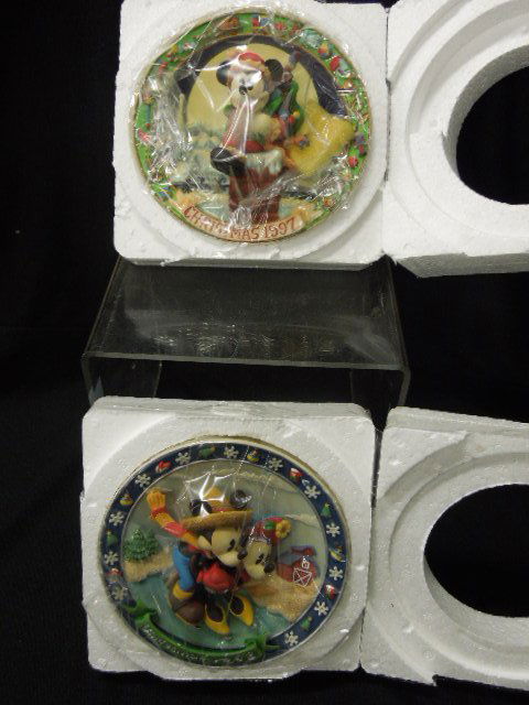 8 Enesco MM Resin Christmas Plates (1 of 4)
