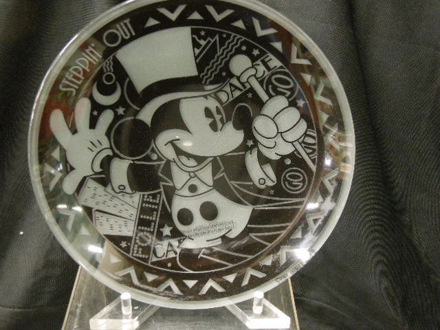 Enesco MM Steppin Out Plate & Risers (1 of 2)