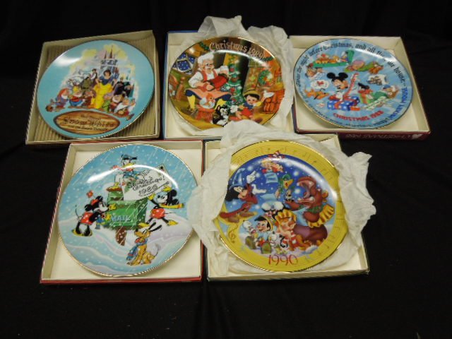 11 Disney Annual Christmas Plates (1 of 7)