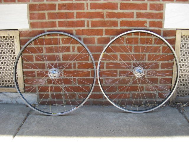Campagnolo Nuovo Record pista wheelset: 700C track / pista wheelset in excellent condition. Rear high flange Campagnolo Nuovo Record pista hub with original lockring and axle nuts, 36 hole drilling. Front high flange Campagnolo Nuovo Record