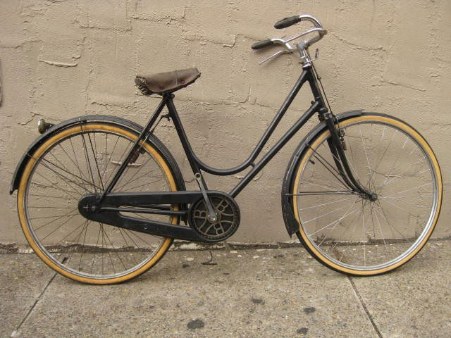 1940’s Bianchi ladies rod brake city bike: Late 1940’s - early 50’s Bianchi ladies rod brake city bike in great used condition. Re-painted, missing original decals, unique rod brake system, 26 X 1 ?” steel rims / wheels, fully enclosed c