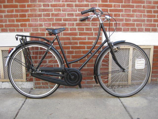 Ladies frame Dutch style bicycle. (1 of 4)