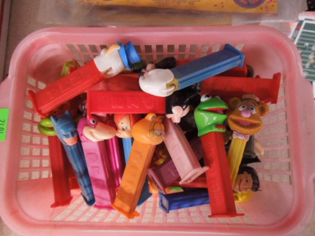 30+ Vintage Pez Dispensers: Thirty plus vintage Pez dispensers including: Santa, Mickey, Wonder Woman, Batman, Muppets, Star Wars, Holiday and other. CONDITION: Dusty, other wise minor wear.