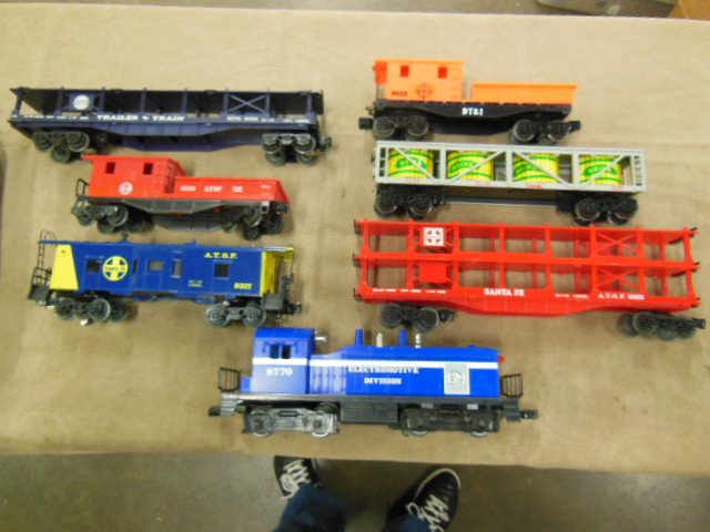 Lionel Switcher & 6 Train Cars (1 of 4)