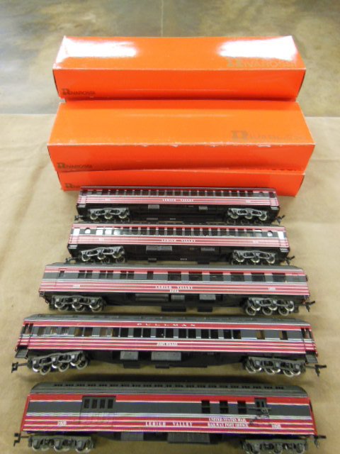 Rivarossi 5 Piece H-O Train Car Set (1 of 4)