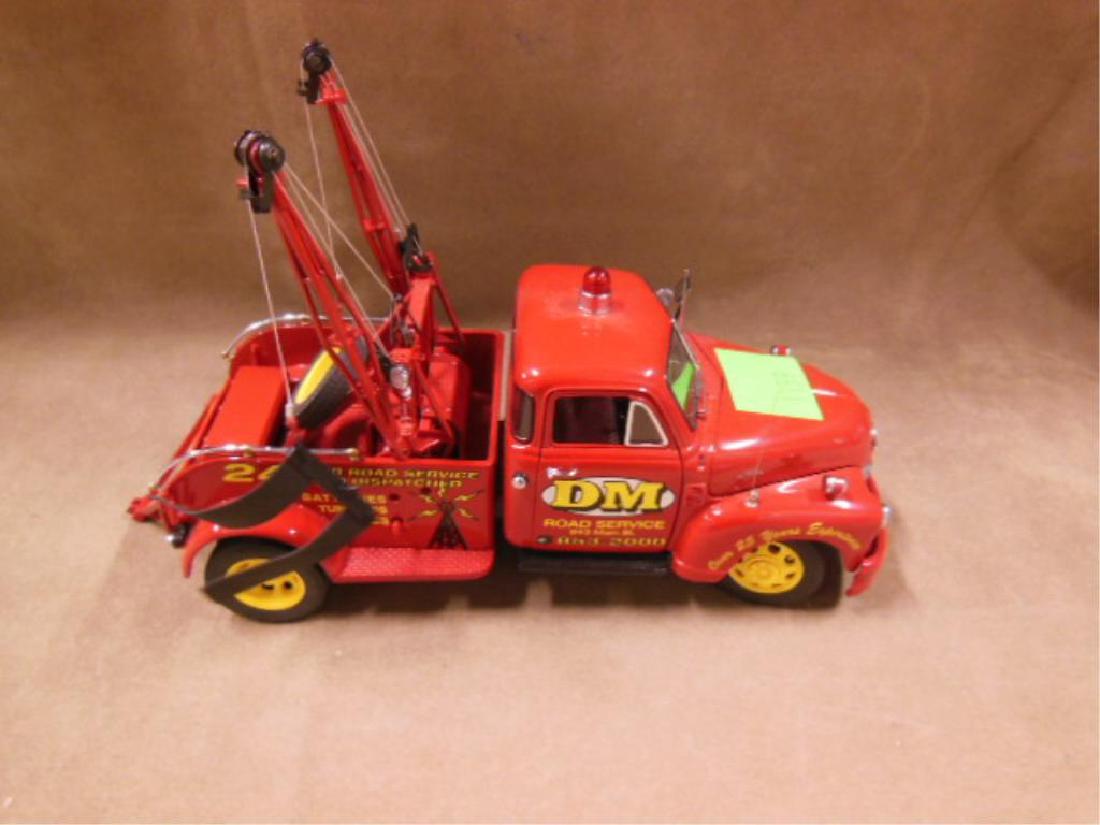 Franklin Mint Diecast 1953 Chevy Wrecker Sample: Franklin Mint 1953 Chevy Wrecker. 1:24 diecast sample. No boxes or paperwork. Loose display piece. May be missing parts. CONDITION: Good, side mirror off