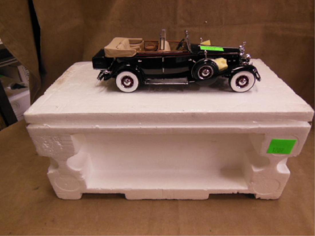 Franklin Mint diecast car Elliot Ness1932 Cadillac: Franklin Mint Elliot Ness 1932 Cadillac, 1:24 scale diecast production sample with accessories. No Certificate of authenticity or box, comes with foam packing. CONDITION: Good.