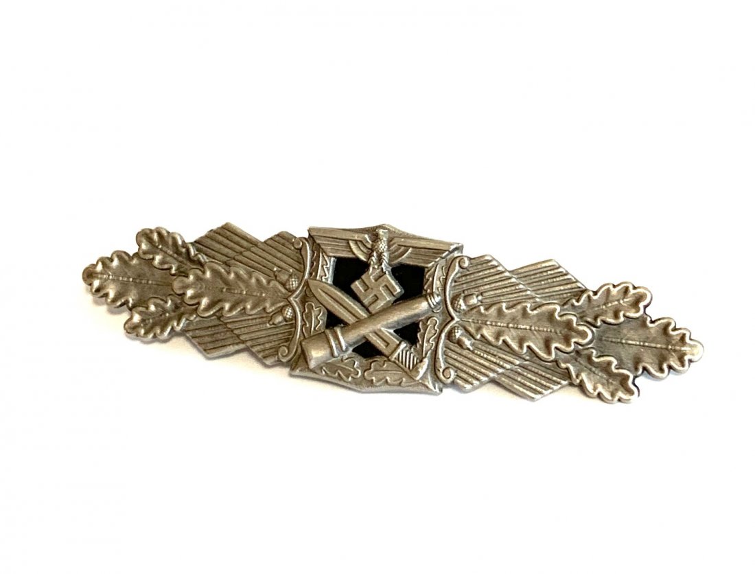 A SILVER CLOSE COMBAT CLASP BY FEC W.E. PEEKHAUS: Silver wash or silver plated clasp, marked in raised capital letters FEC. W.E.Peekhaus Berlin on the left and FLL in three circles on the right (Friedrich Linden (Ludenschid) FFL Full Banjo Style 95mm