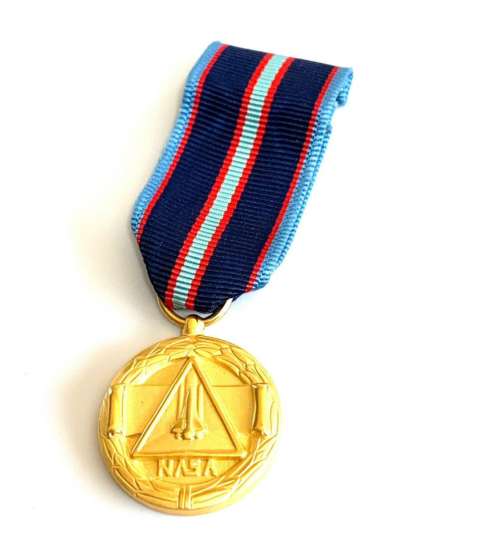 THE NASA SPACE FLIGHT MEDAL SMALL: The NASA Space Flight Medal -According to its statutes, it is awarded "for significant achievement or service during individual participation as a civilian or military astronaut, pilot, mission specia