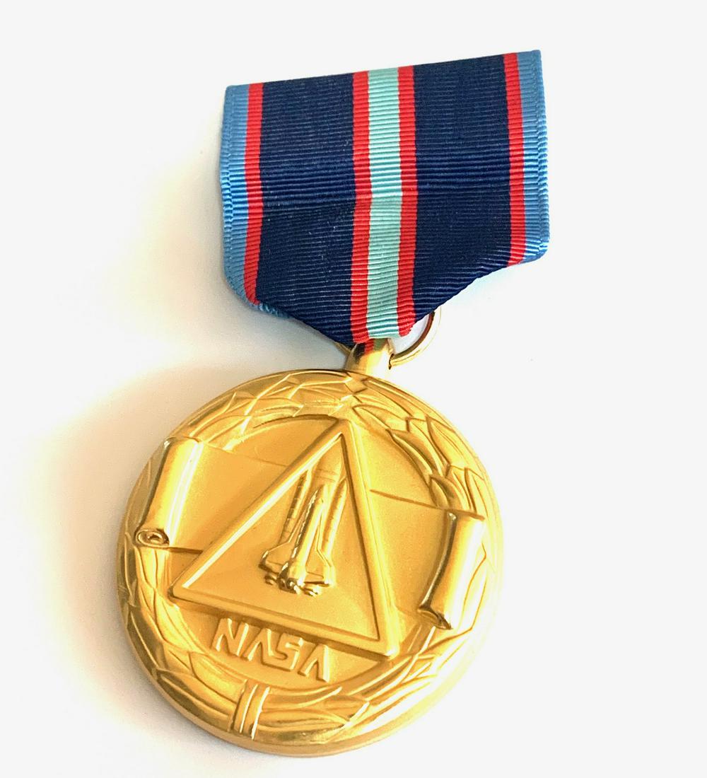THE NASA SPACE FLIGHT MEDAL LARGE: The NASA Space Flight Medal -According to its statutes, it is awarded "for significant achievement or service during individual participation as a civilian or military astronaut, pilot, mission specia