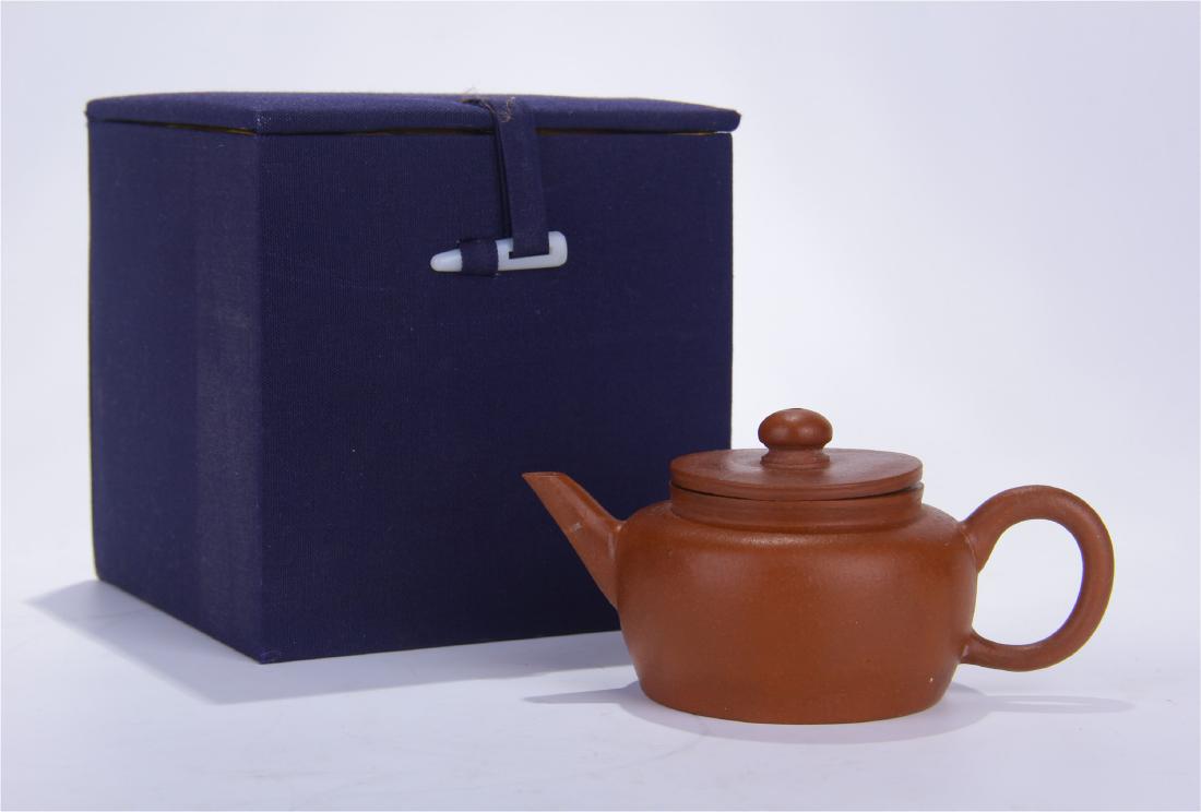 CHINESE YIXING ZISHA CLAY TEA POT (1 of 9)