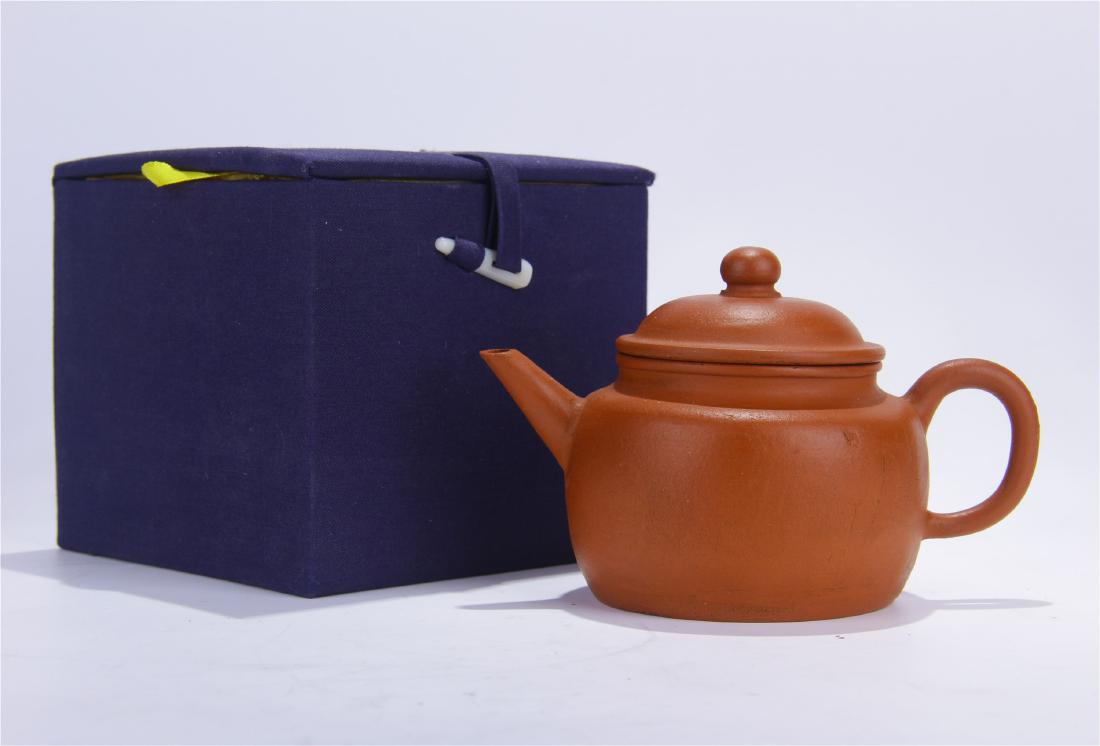CHINESE YIXING ZISHA CLAY TEA POT (1 of 10)