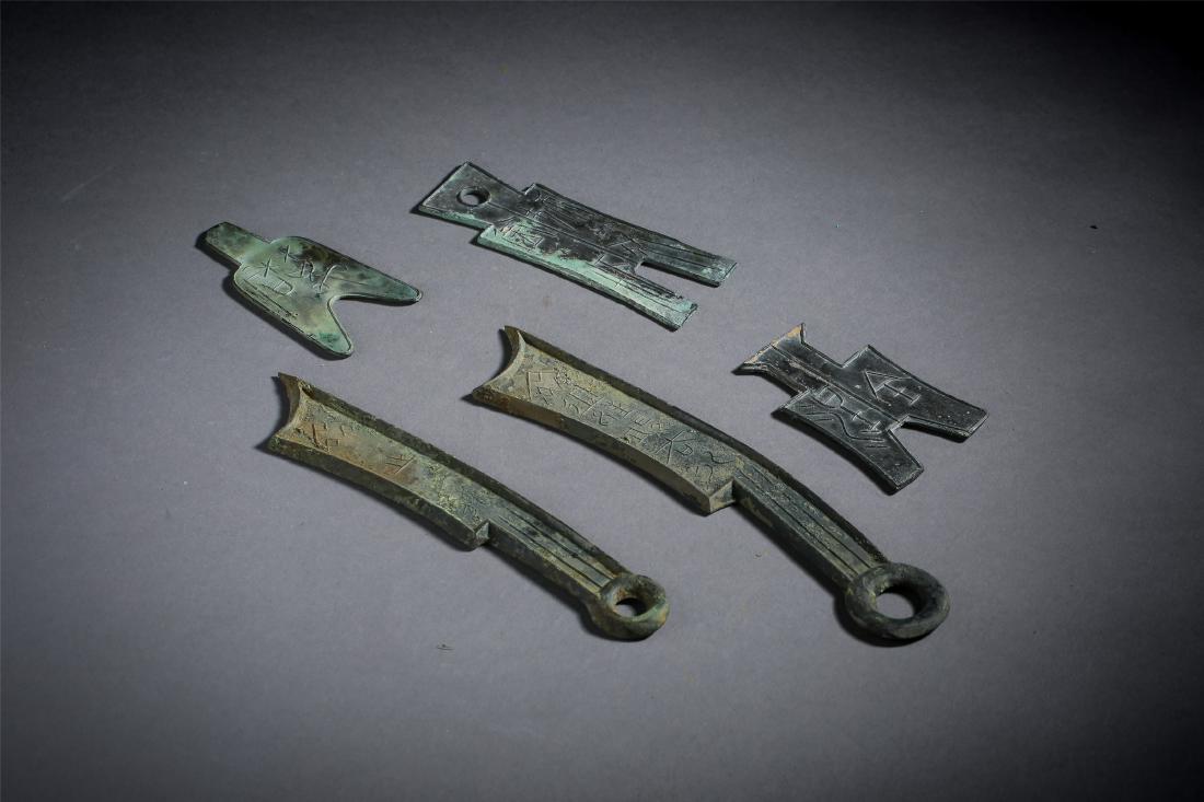 FIVE CHINESE BRONZE KNIFE AND SHAVEL COINS (1 of 7)