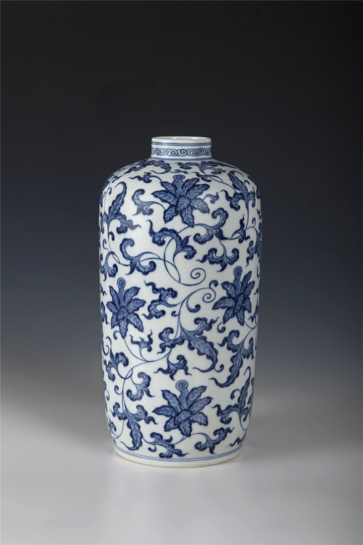 CHINESE PORCELAIN BLUE AND WHITE VASE (1 of 2)