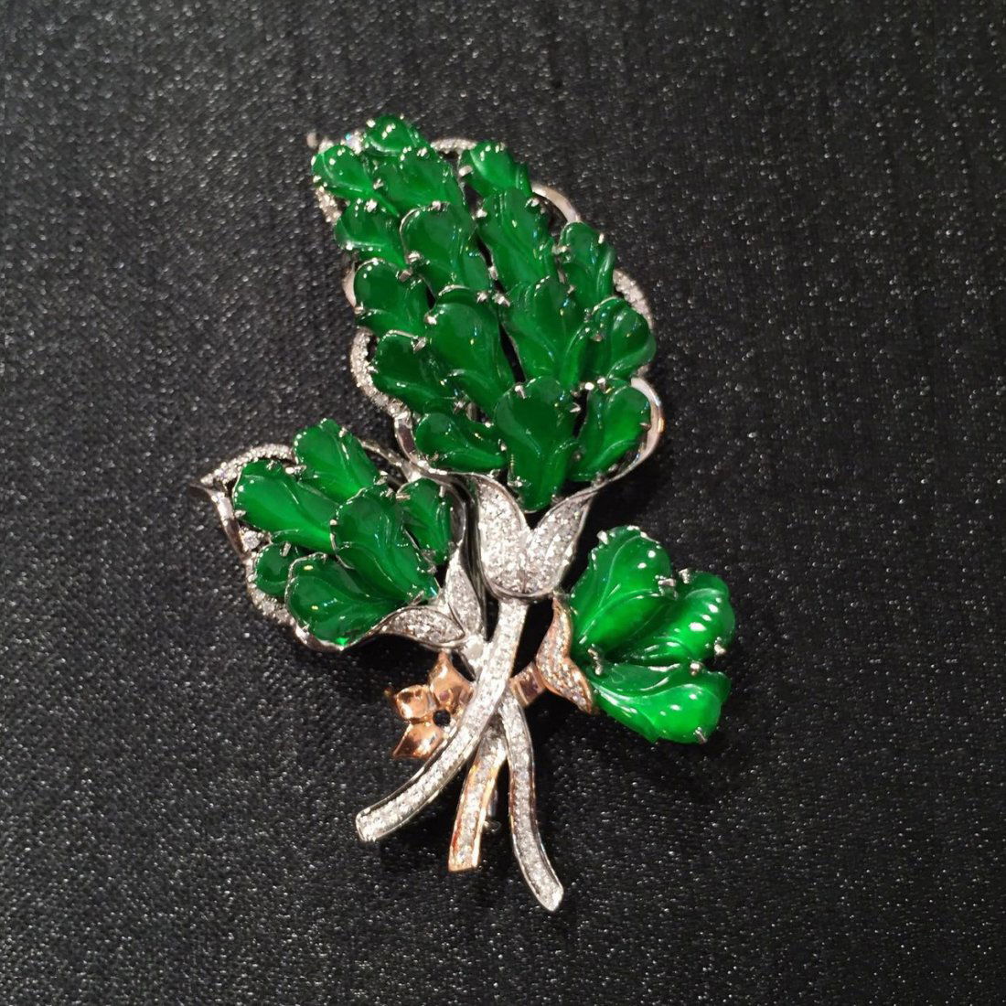 NATURAL JADEITE CHEST PIN 18K GOLD (1 of 2)