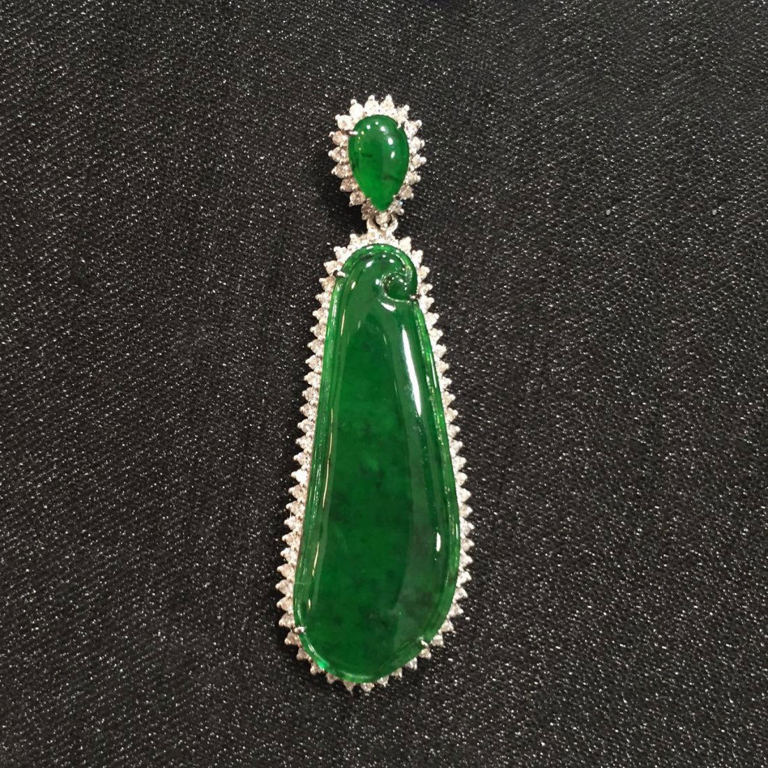 NATURAL JADEITE PENDENT (1 of 3)