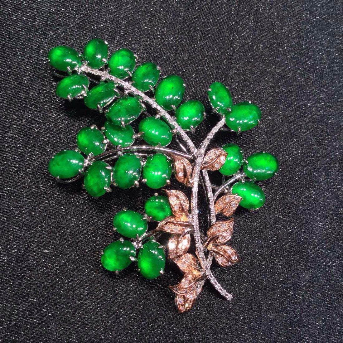 NATURAL JADEITE CHEST PIN 18K GOLD (1 of 2)