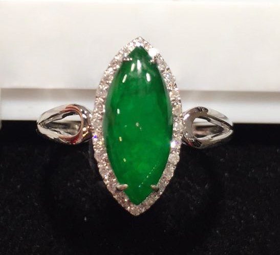 NATURAL JADEITE LADY'S RING (1 of 2)
