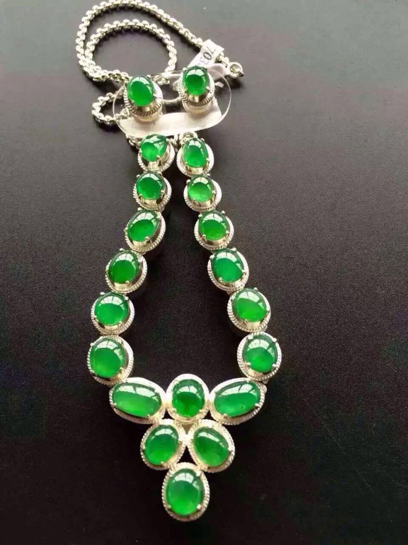 NATURAL JADEITE NECKLACE (1 of 4)