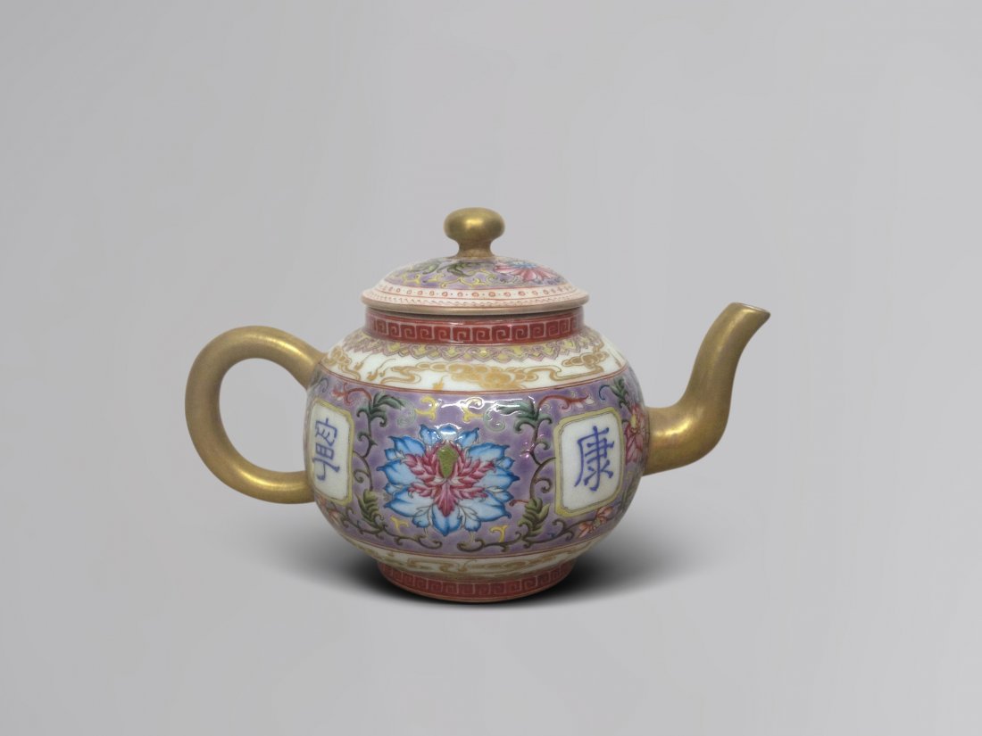 CHINESE PORCELAIN FAMILLE ROSE GOLD PAINTED TEA POT (1 of 4)