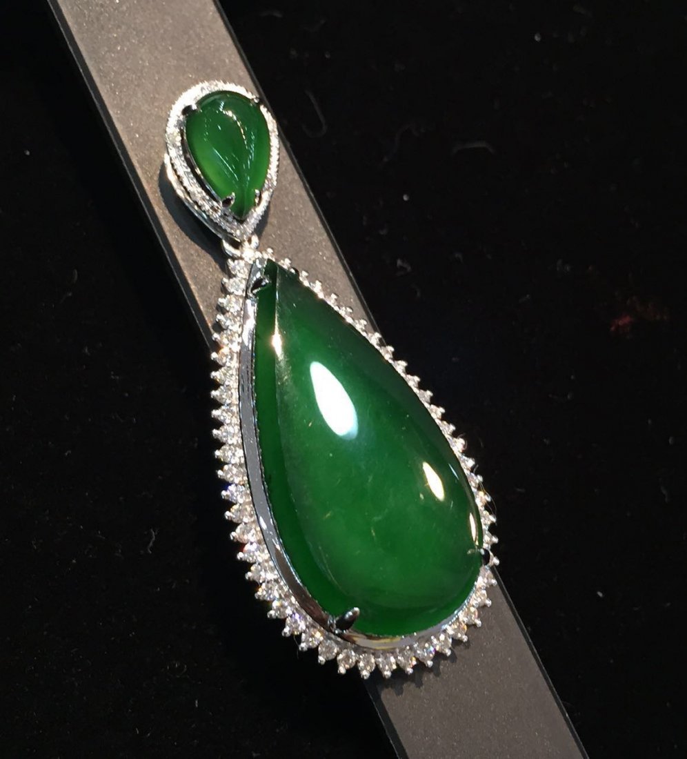 NATURAL JADEITE PENDANT (1 of 4)