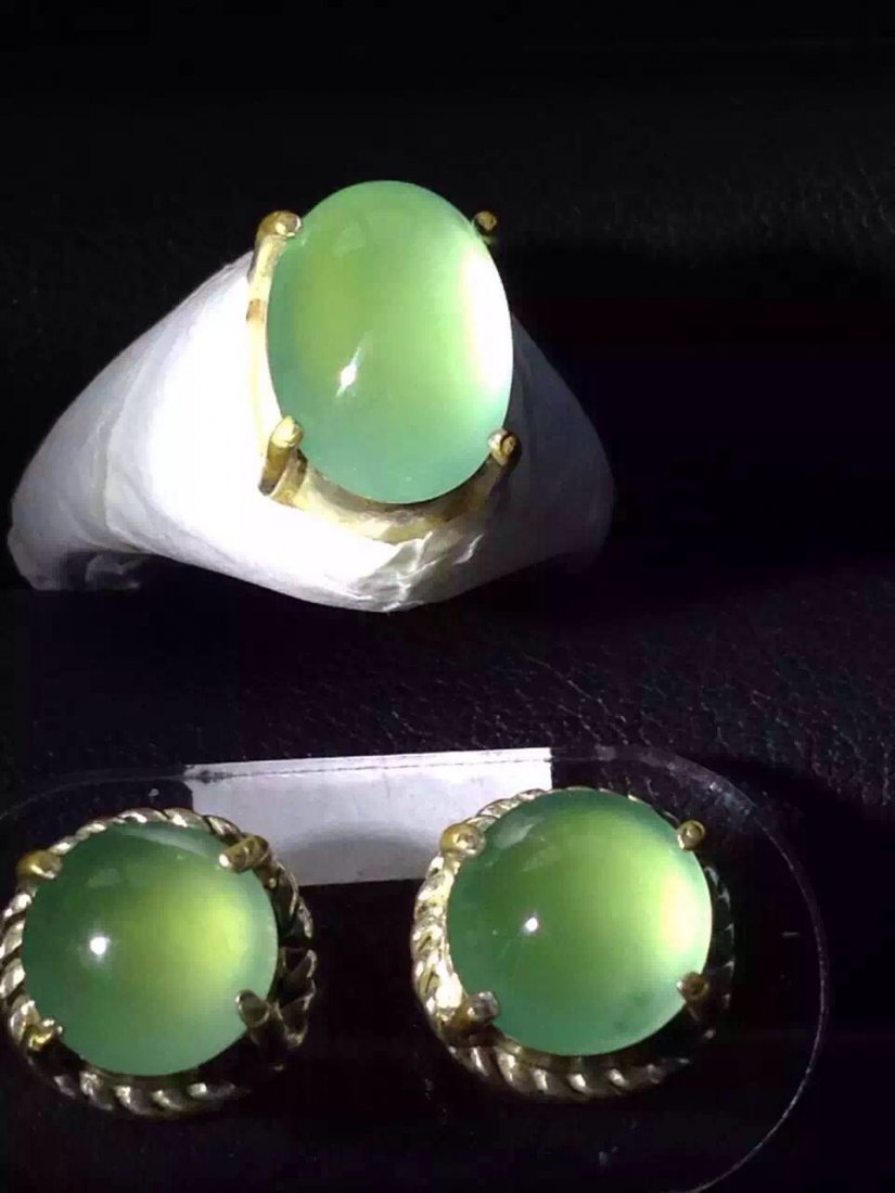 NATURAL JADEITE RING SURFACE AND TWO EARRINGS (1 of 5)