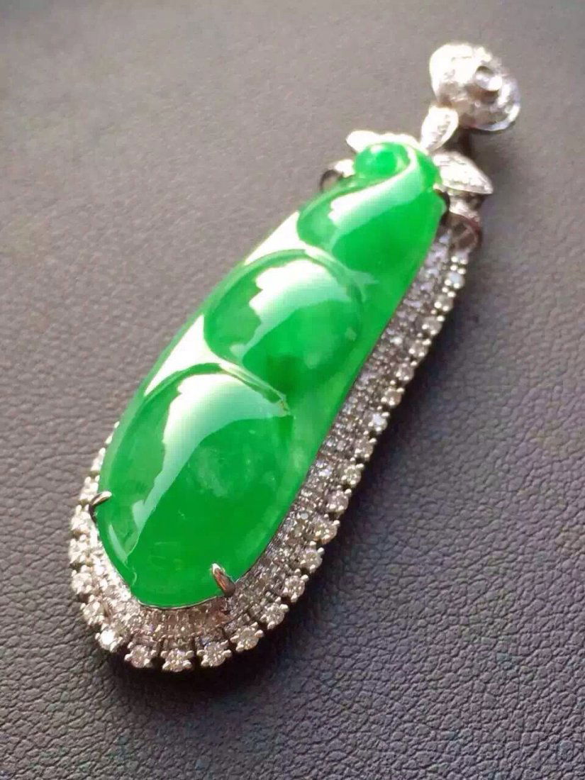 NATURAL JADEITE GOLD BEAN SHAPED PENDANT (1 of 5)