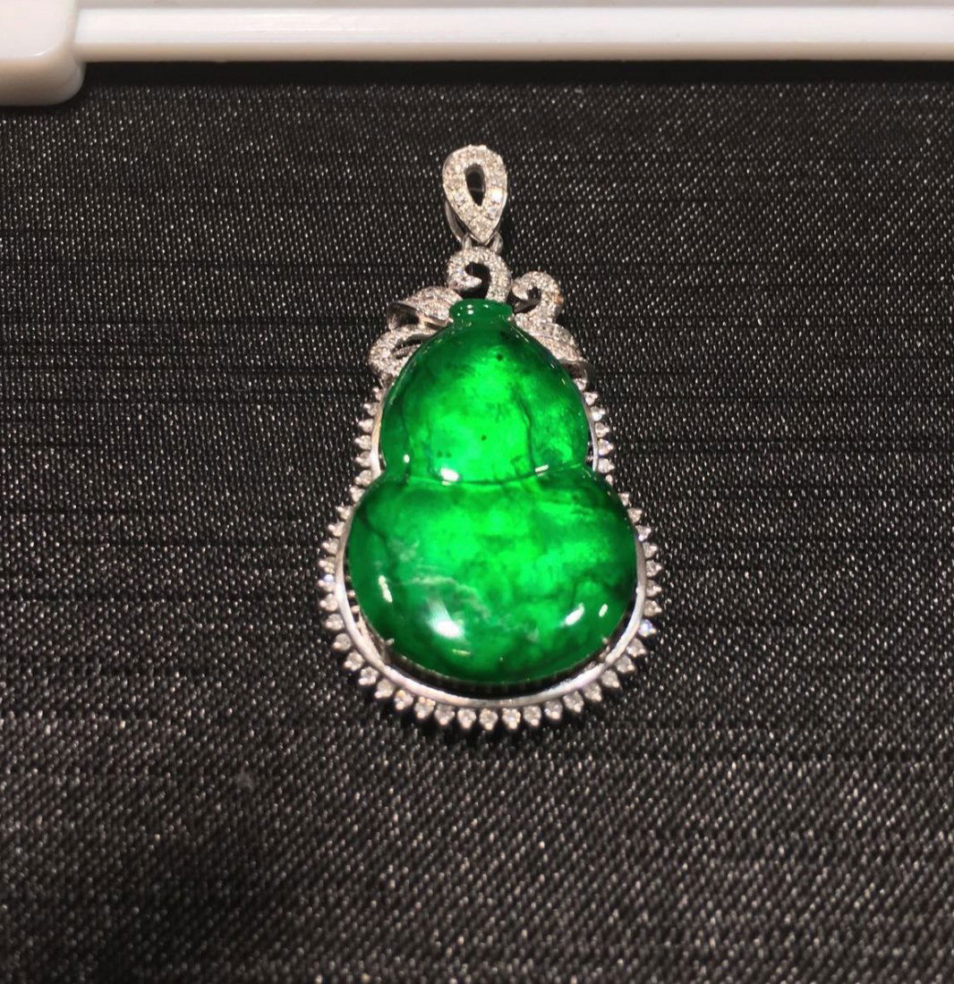 18K GOLD DIAMOND JADEITE GOURD SHAPED PENDANT (1 of 3)
