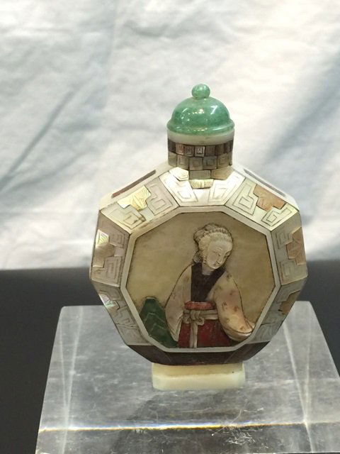 MOTHER OF PEARL SNUFF BOTTLE (1 of 4)