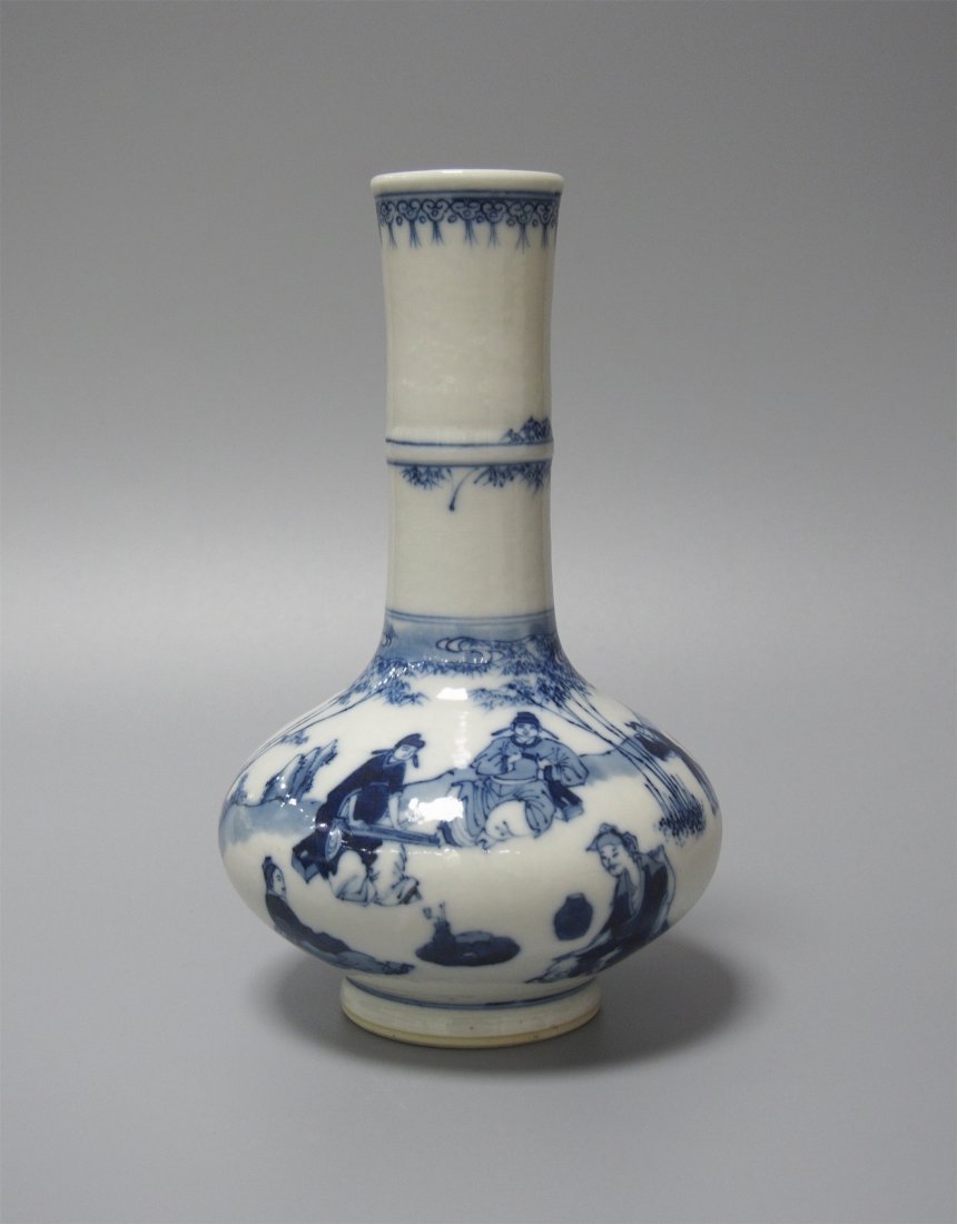 CHINESE PORCELAIN BLUE AND WHITE LONG NECK VASE (1 of 5)