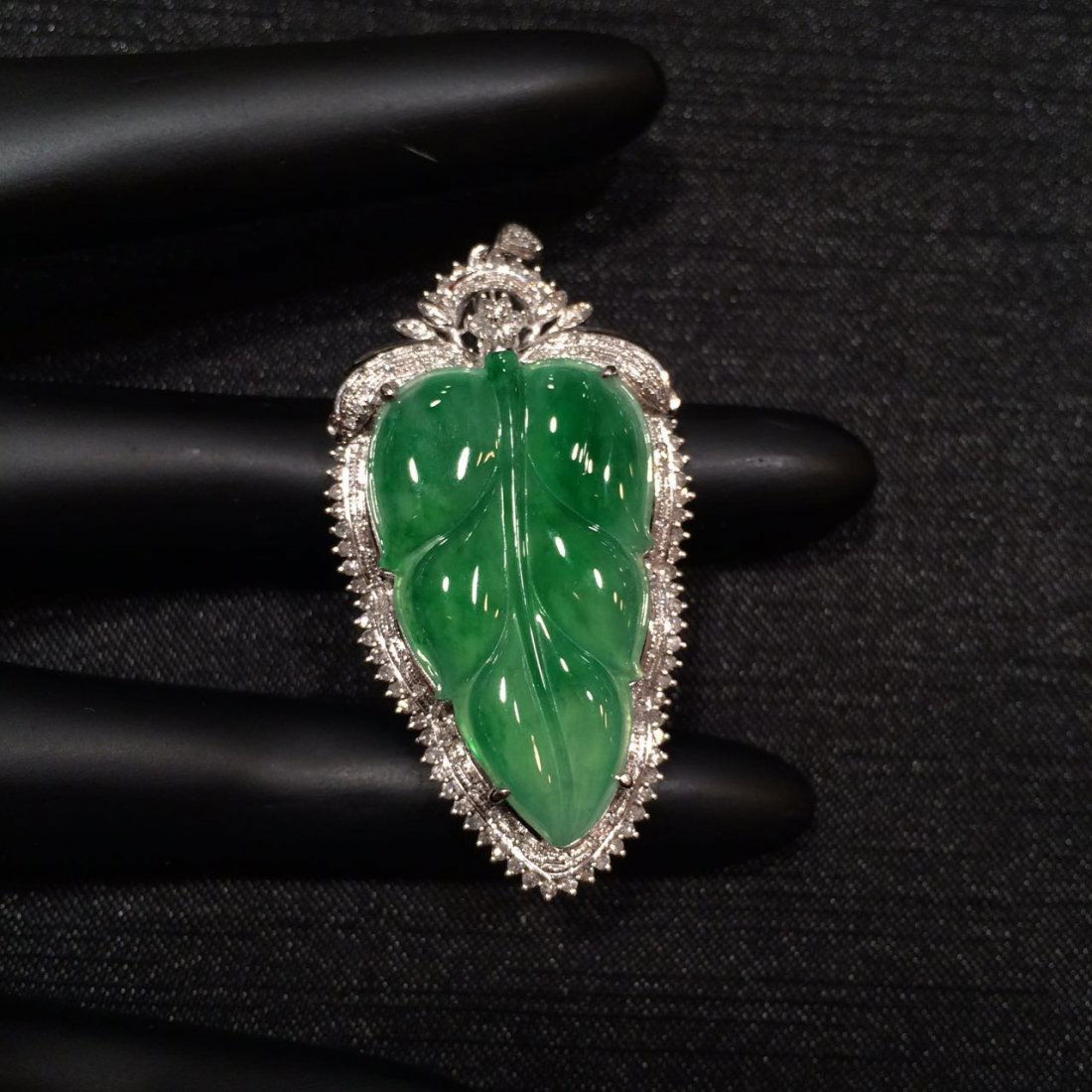 NATURAL JADEITE LEAF SHAPED PENDANT 18K GOLD DIAMOND (1 of 6)