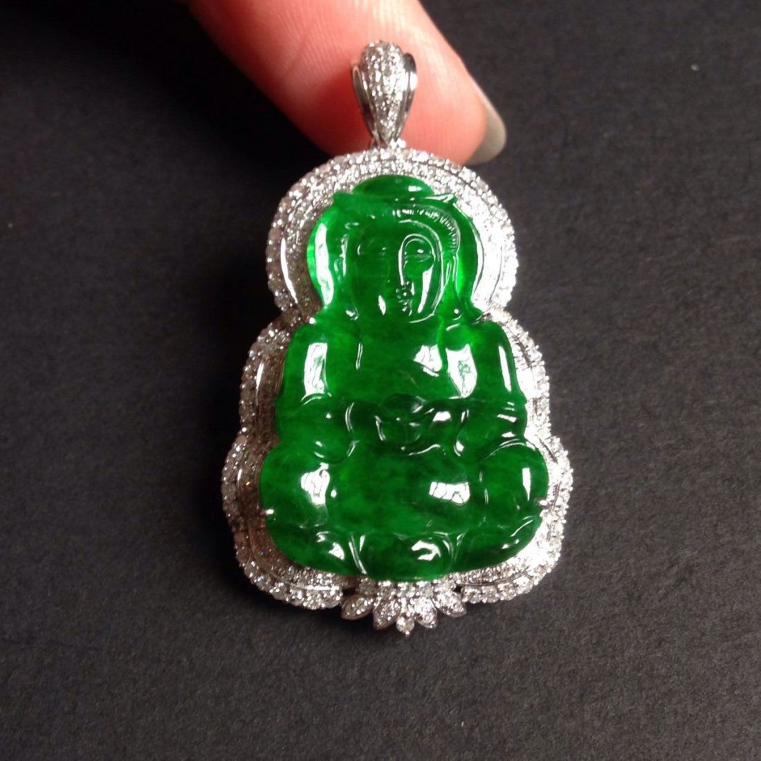 18K GOLD DIAMOND NATURAL JADEITE PENDANT (1 of 5)